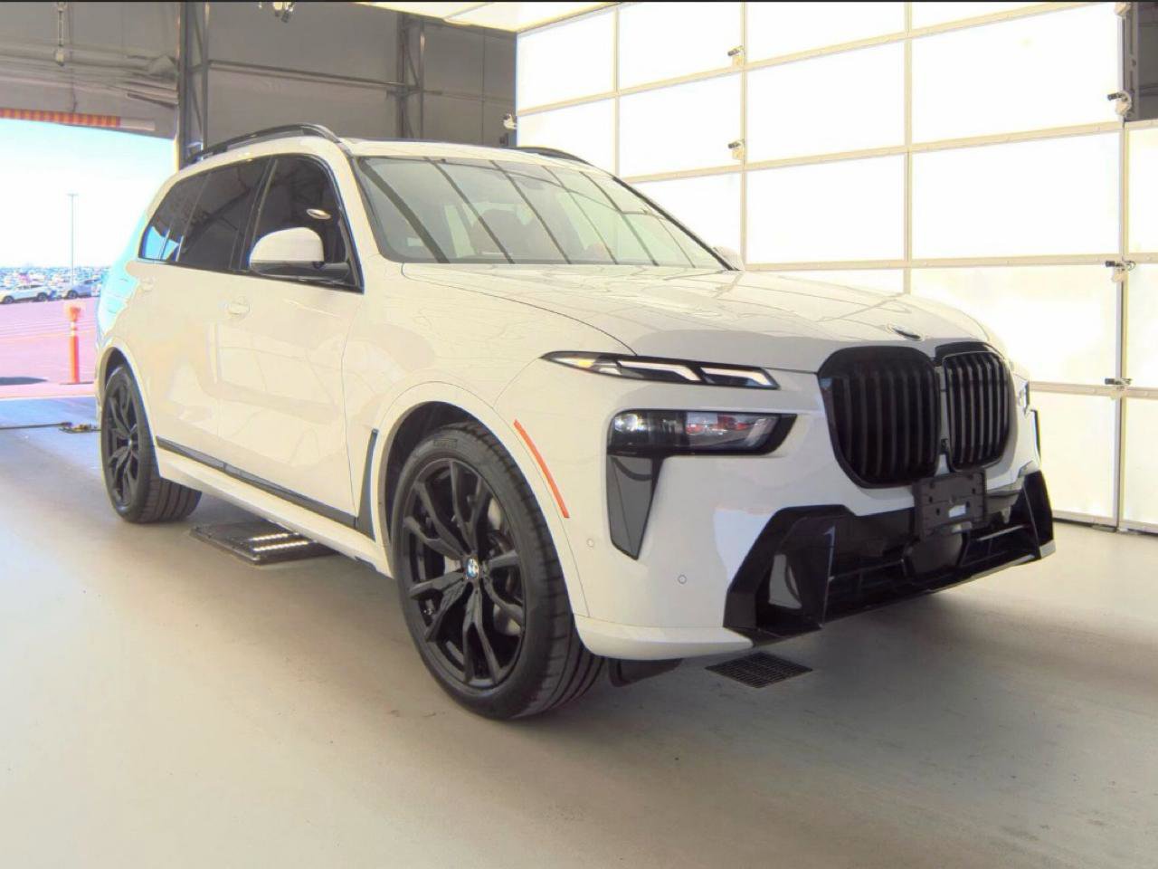 Used 2024 BMW X7 xDrive40i w/ M Sport Package AWD/4WD image 4