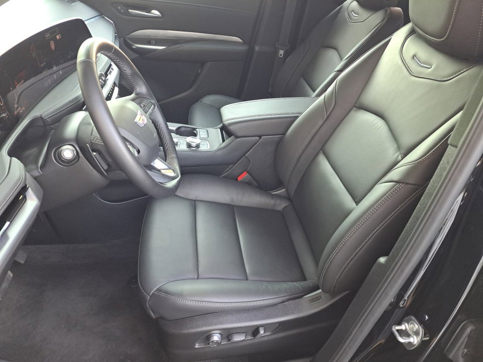 Used 2025 Cadillac XT4 Premium Luxury image 9
