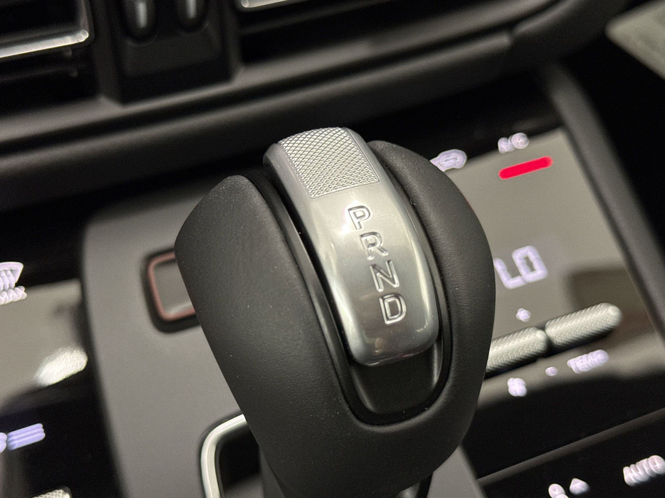 Used 2025 Porsche Macan AWD/4WD image 25