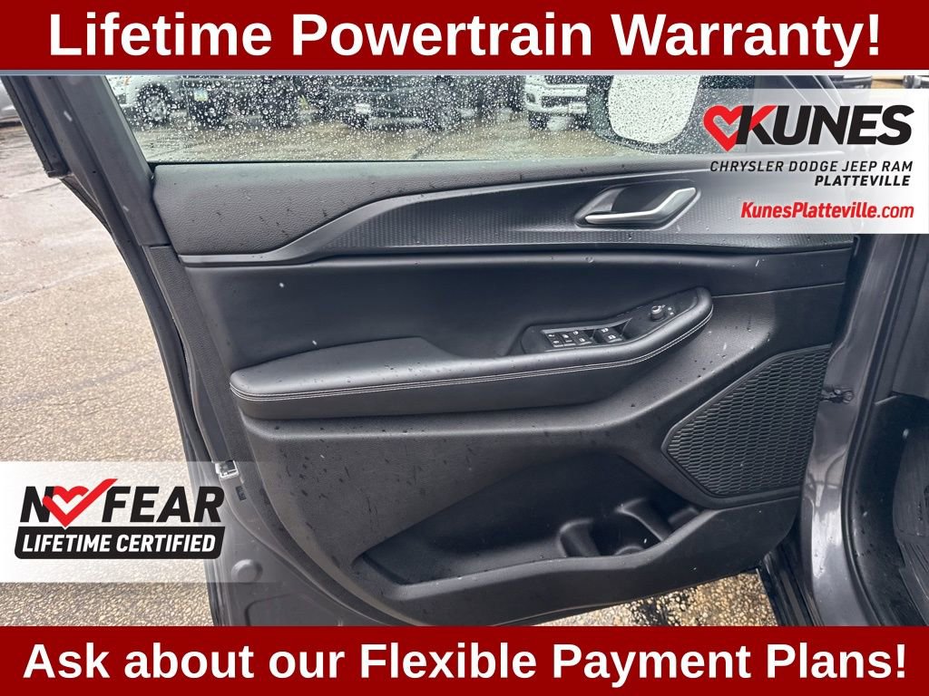 Used 2023 Jeep Grand Cherokee Altitude AWD/4WD image 12
