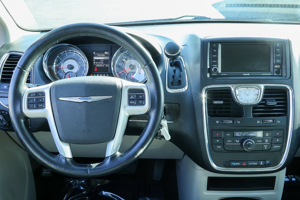 Used 2014 Chrysler Town & Country Touring FWD image 7