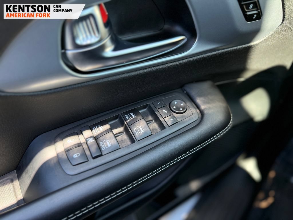 Used 2026 Chrysler Pacifica Limited AWD/4WD image 24