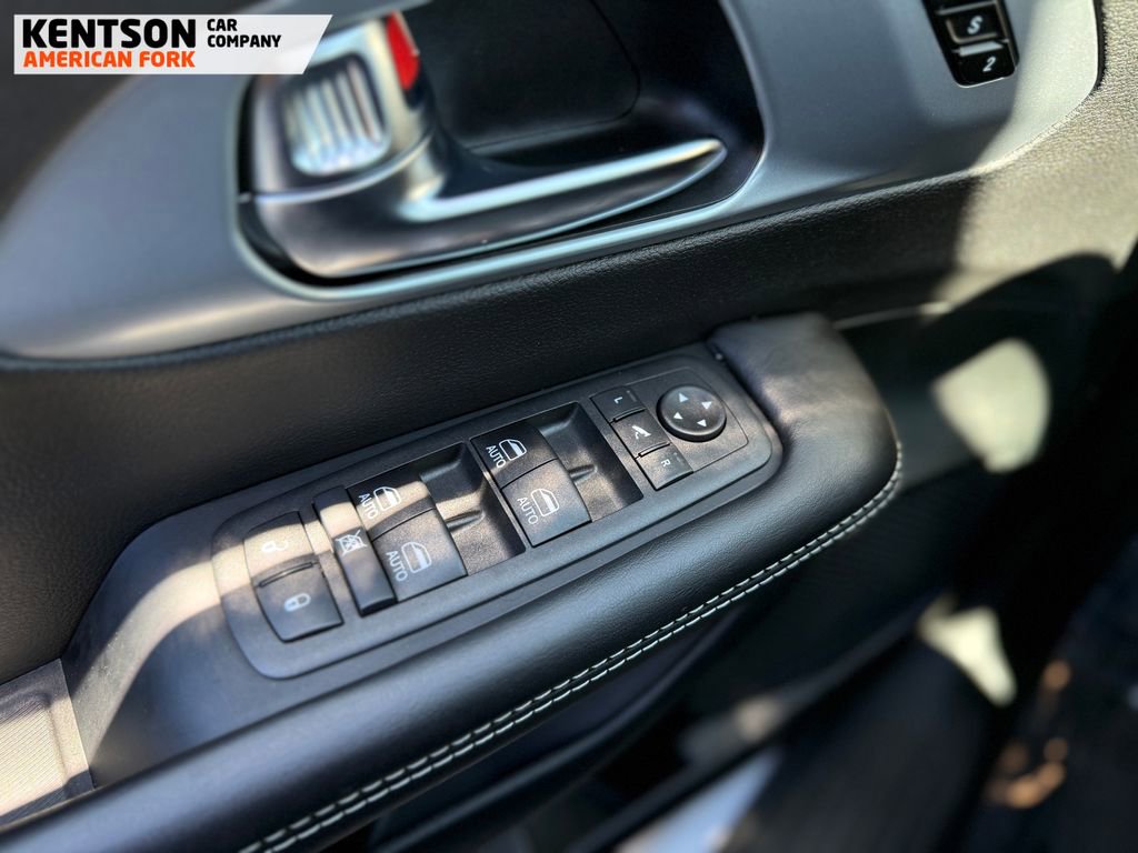 Used 2026 Chrysler Pacifica Limited image 24