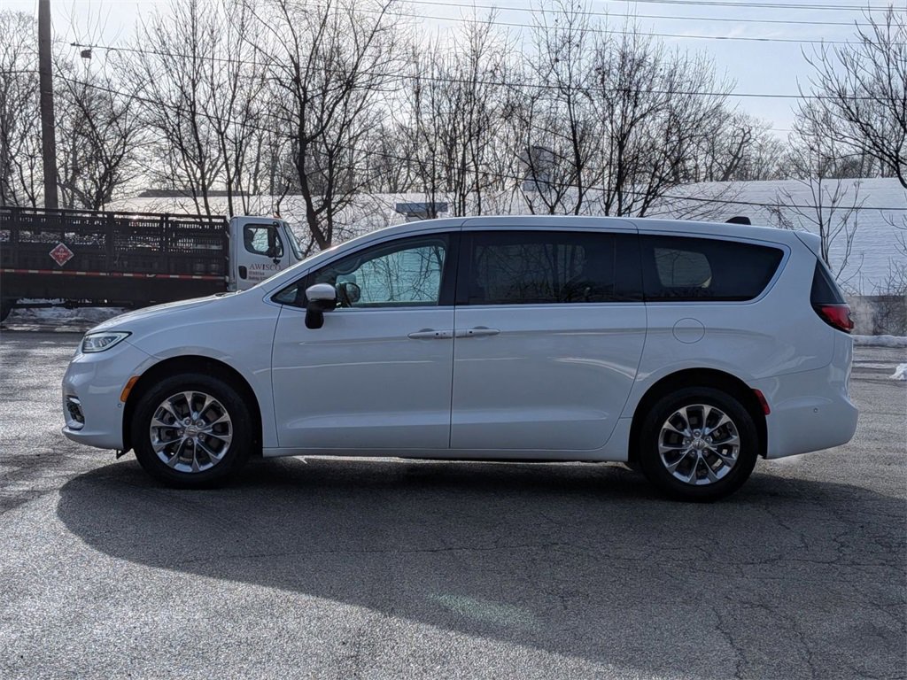 Certified 2023 Chrysler Pacifica Touring-L image 7