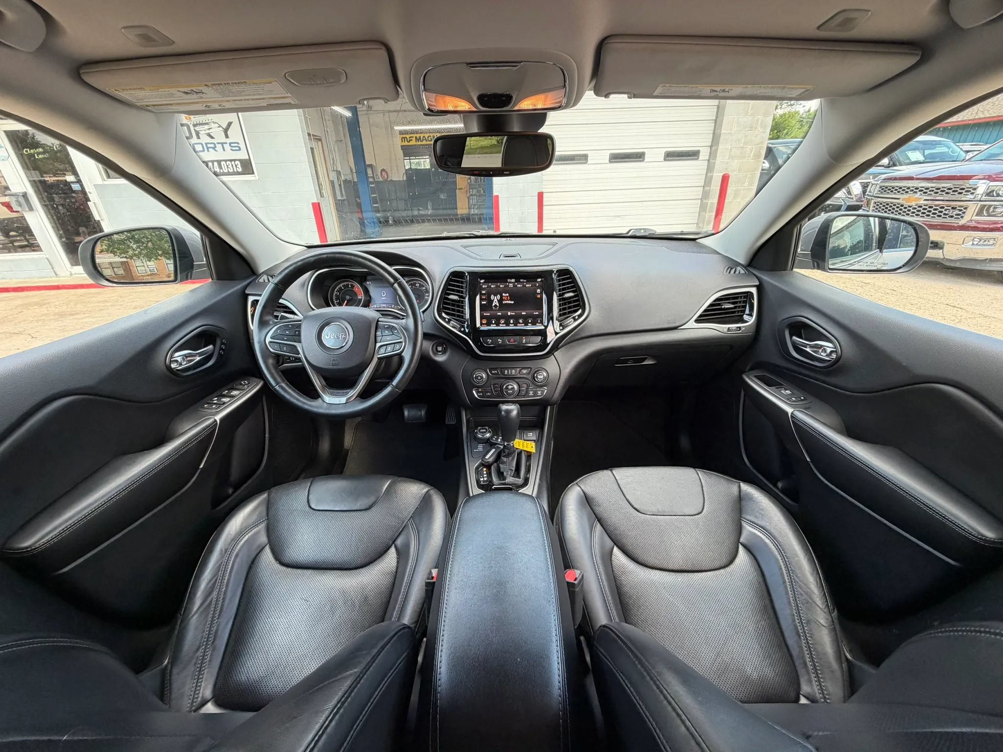 Used 2019 Jeep Cherokee Limited w/ Luxury Group AWD/4WD image 11