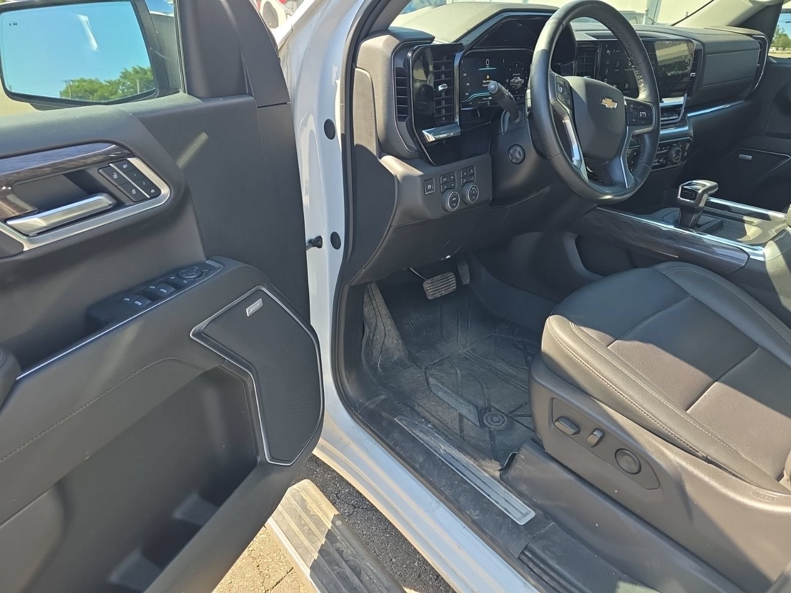 Used 2025 Chevrolet Silverado 1500 LTZ w/ Z71 Off-Road Package AWD/4WD image 12
