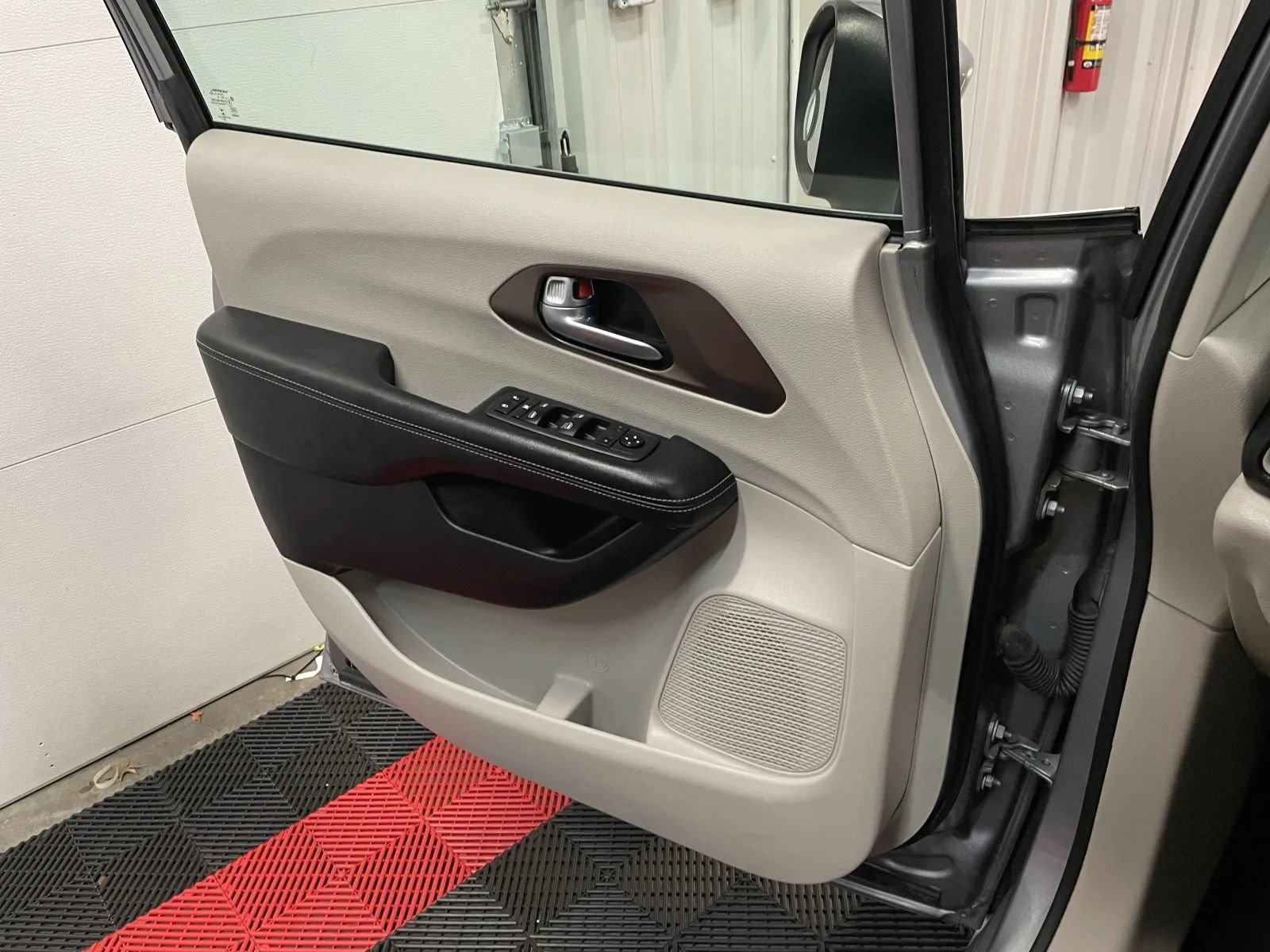 Used 2021 Chrysler Voyager Lxi FWD image 25