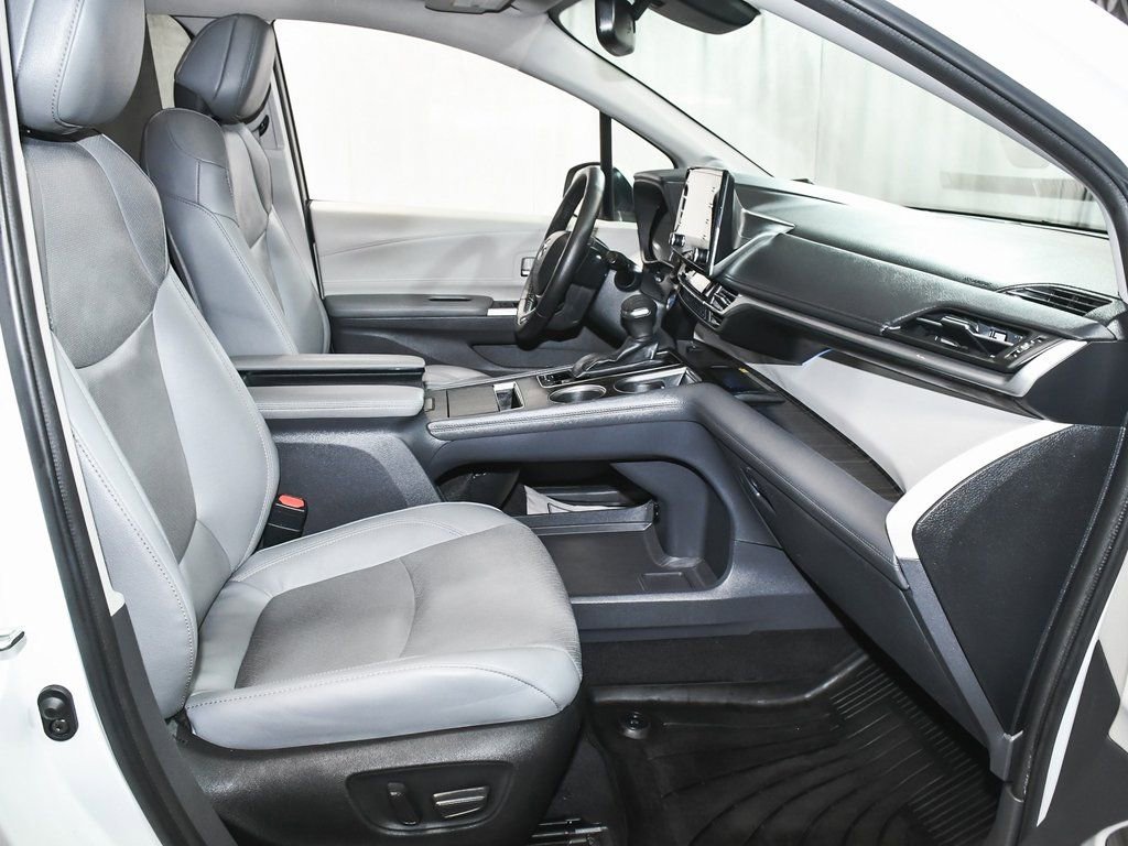 Used 2023 Toyota Sienna Limited image 58