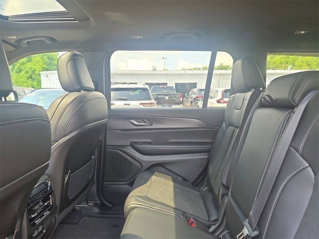 New 2025 Jeep Grand Cherokee L Altitude image 24
