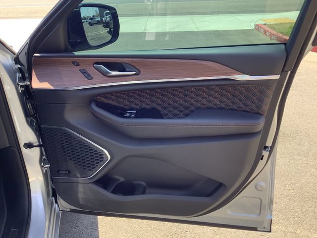 Used 2024 Jeep Grand Cherokee Summit AWD/4WD image 39