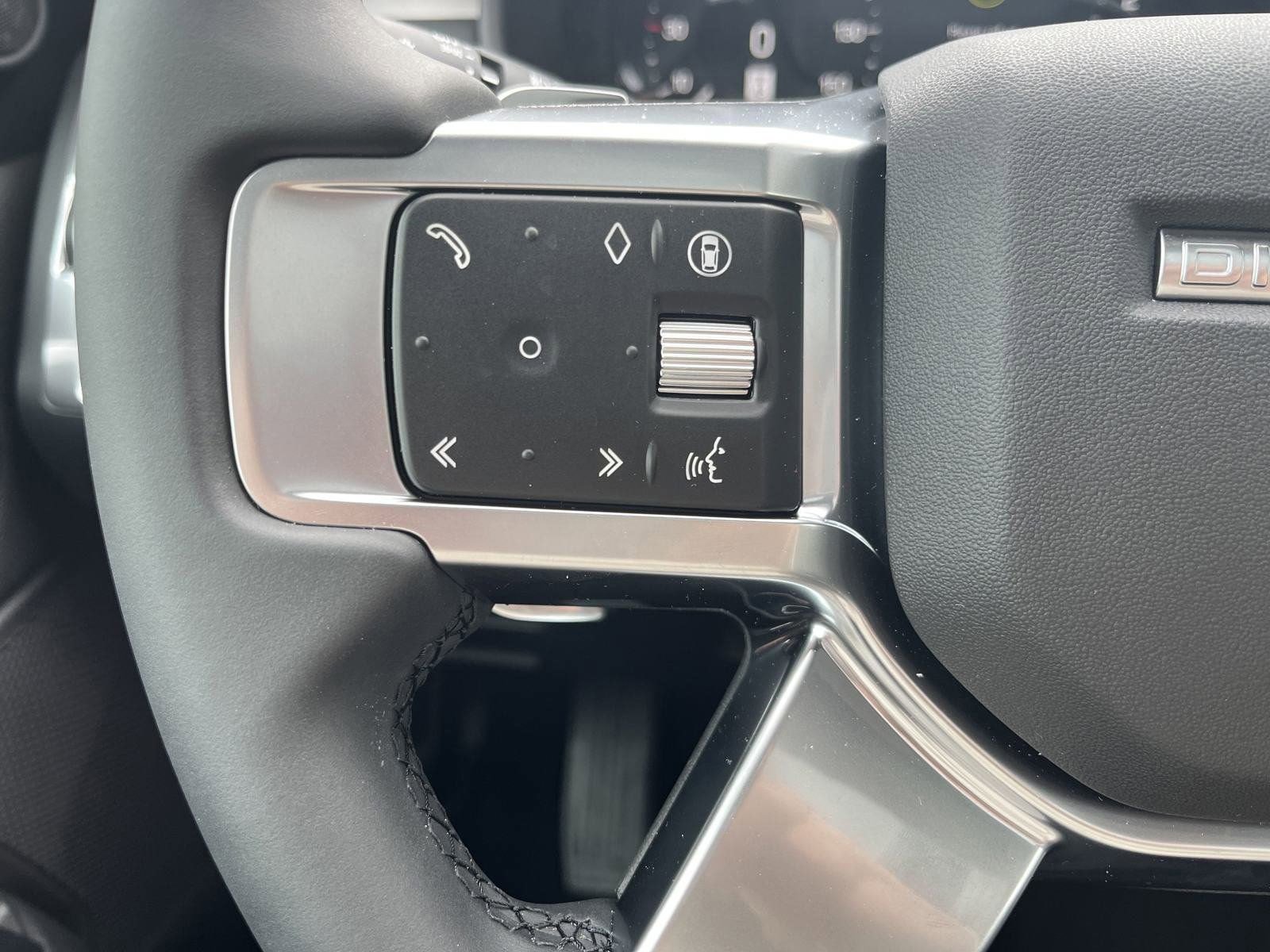 Used 2025 Land Rover Discovery Dynamic SE AWD/4WD image 15