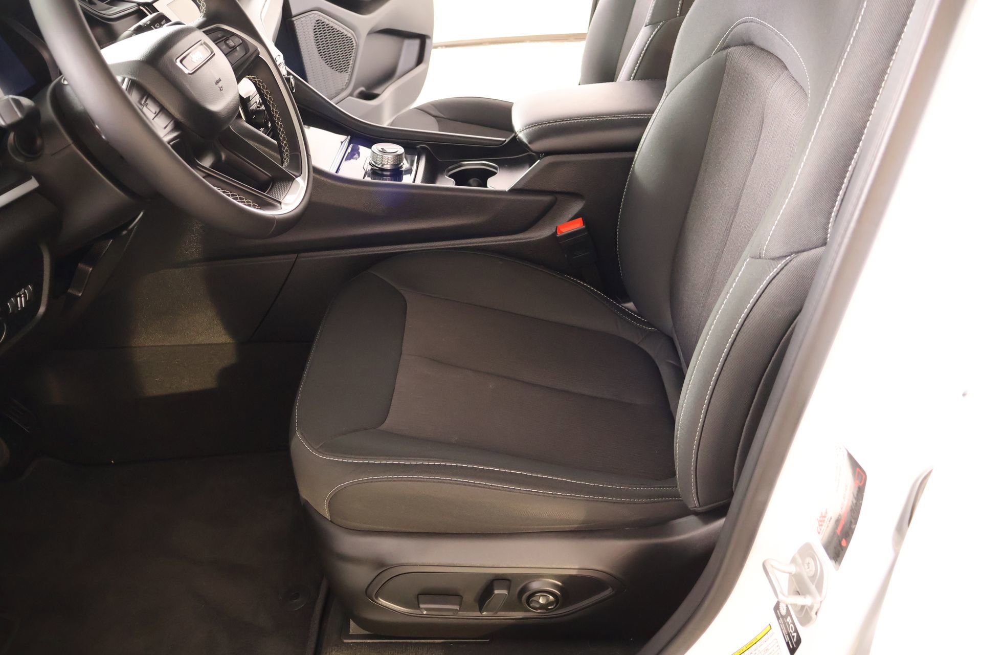 Used 2025 Jeep Grand Cherokee L Laredo RWD image 10