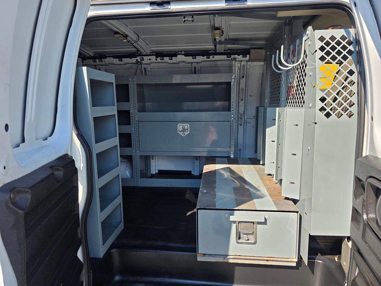 Used 2020 Chevrolet Express 3500 RWD image 14