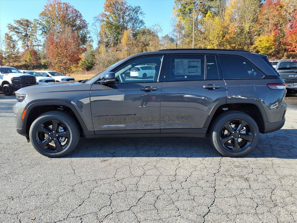 Used 2025 Jeep Grand Cherokee Altitude AWD/4WD image 5