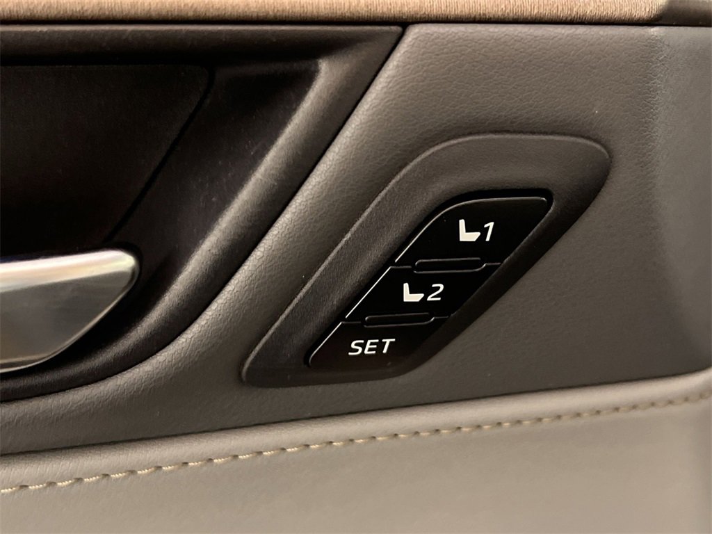 Used 2021 Toyota Venza XLE image 32