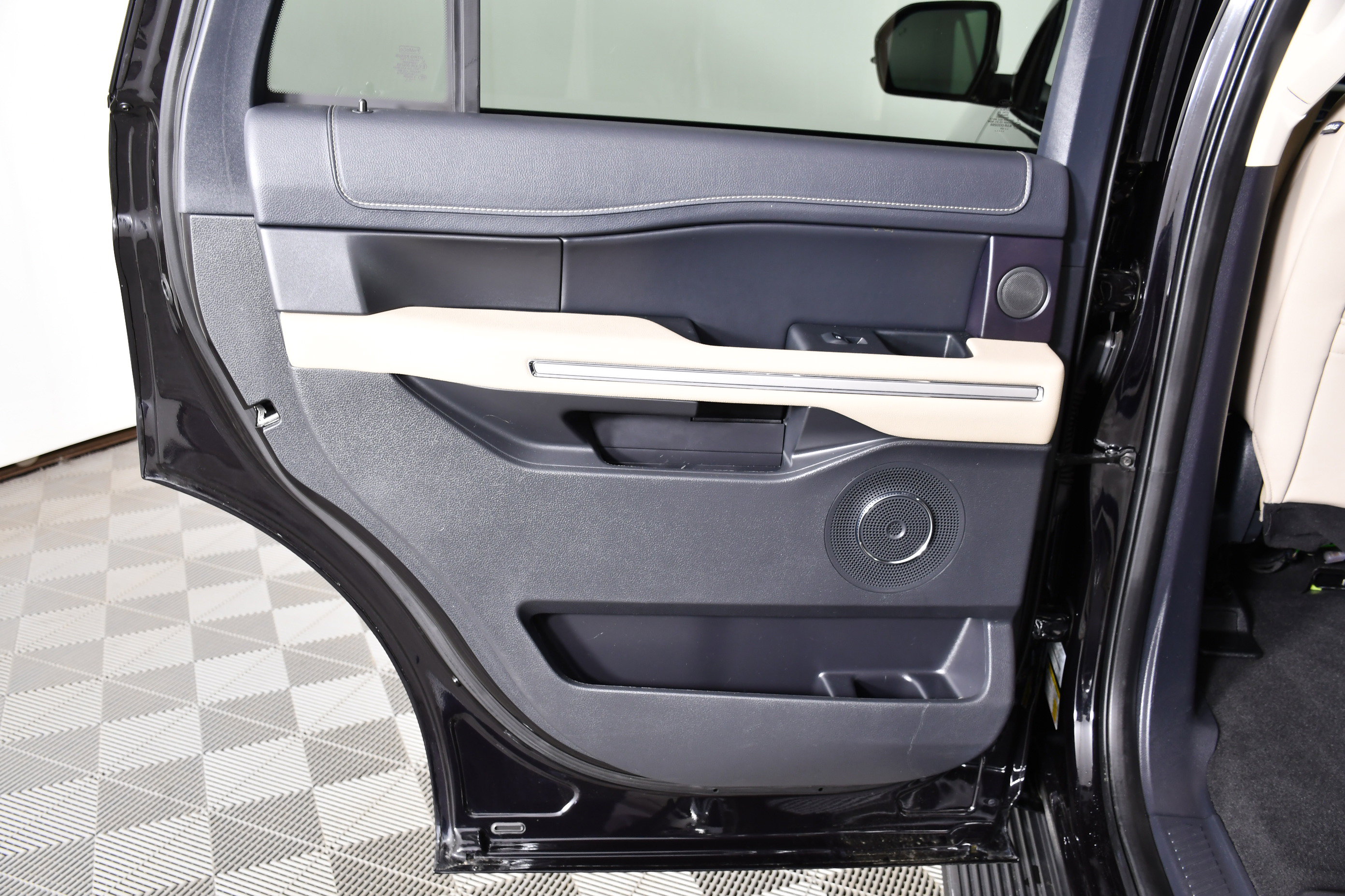 Used 2024 Ford Expedition Limited image 29