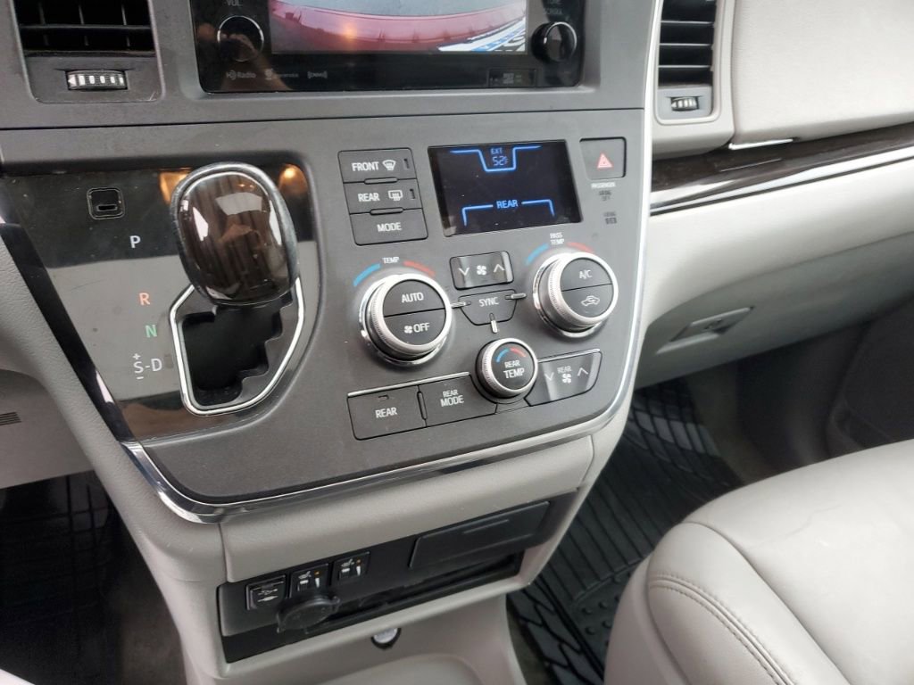 Used 2017 Toyota Sienna XLE Premium image 21