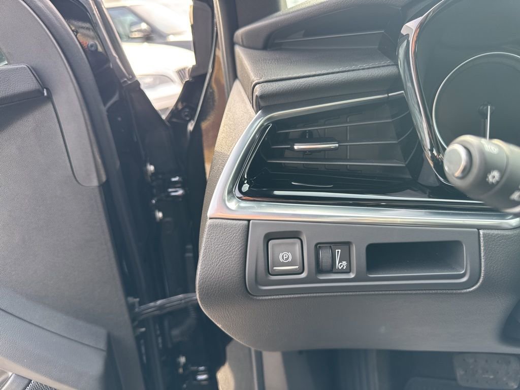 Used 2025 Cadillac XT6 Luxury image 21