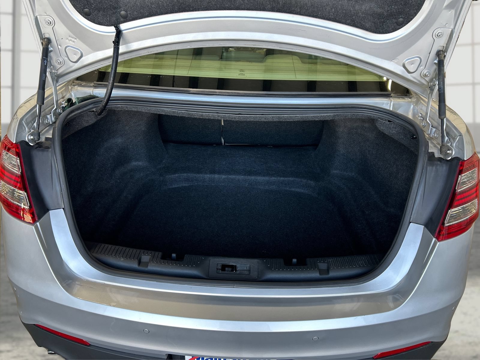 Used 2016 Ford Taurus SEL FWD image 11