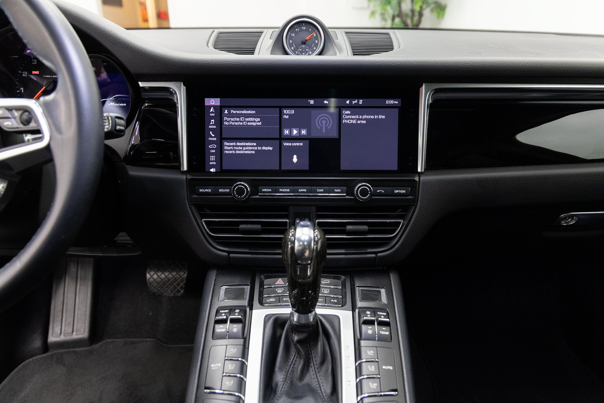 Used 2020 Porsche Macan AWD/4WD image 18