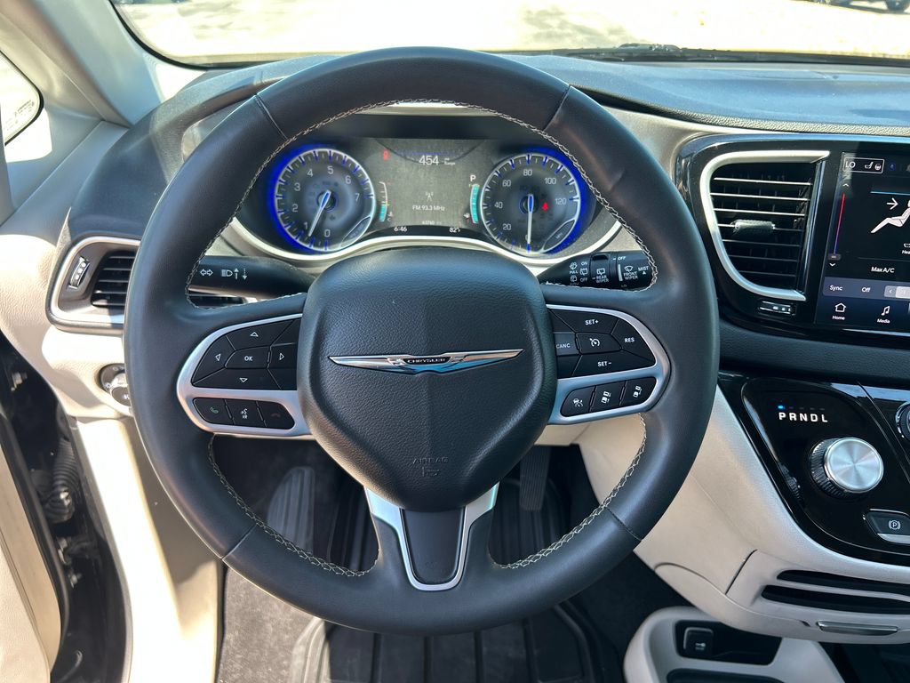 Used 2023 Chrysler Pacifica Touring-L FWD image 14