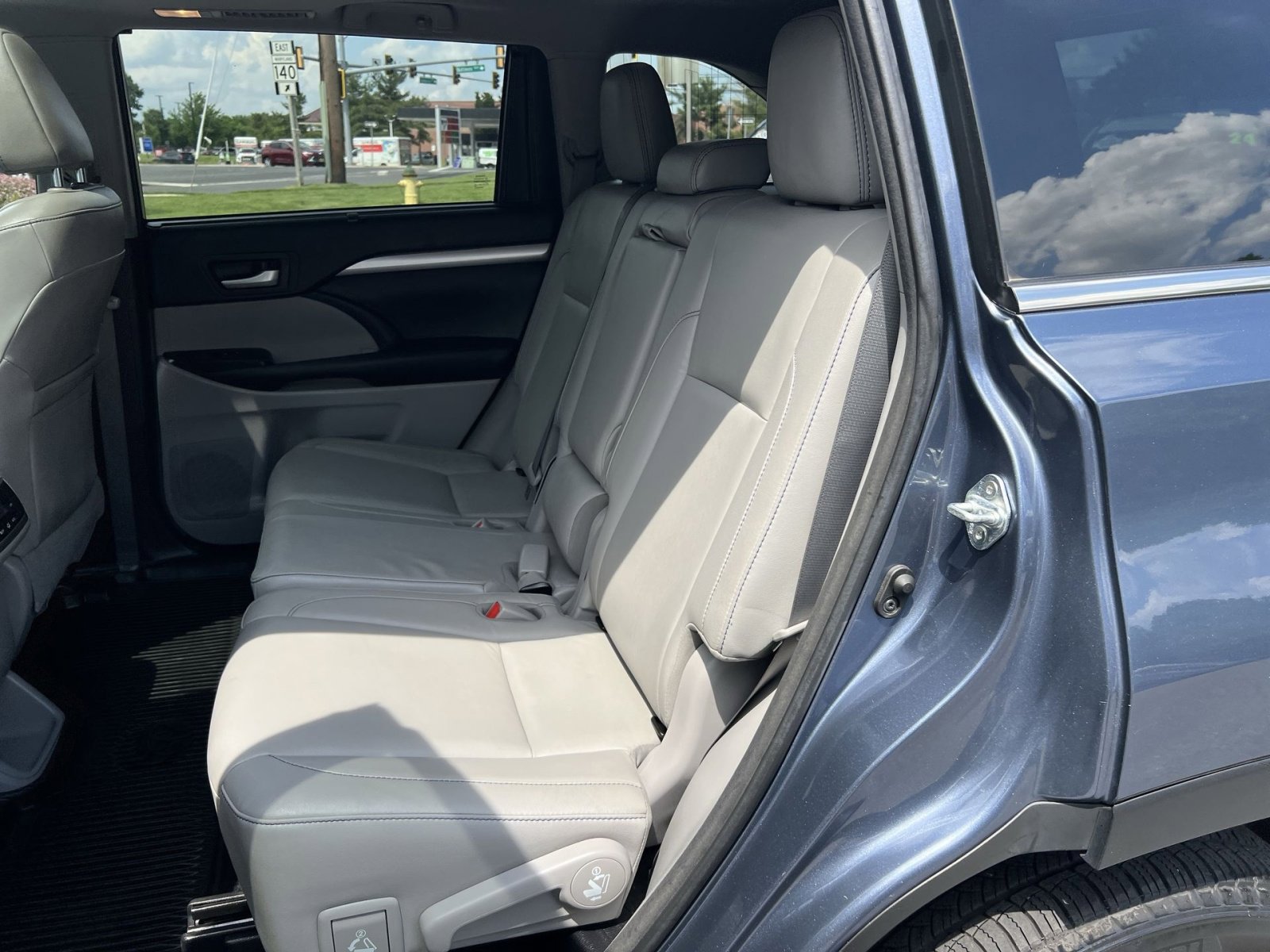Used 2017 Toyota Highlander XLE AWD/4WD image 25