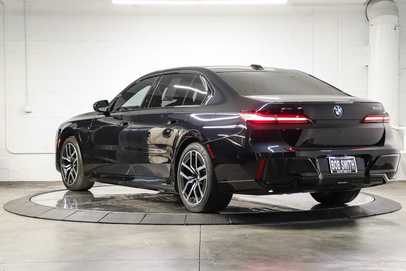 Used 2026 BMW 750e xDrive w/ Executive Package AWD/4WD image 4