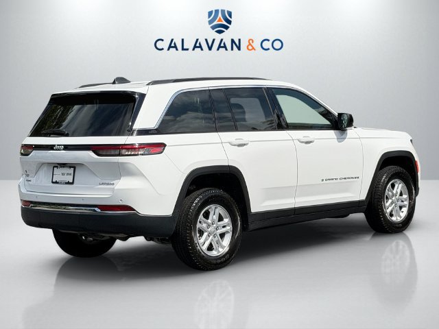 Used 2025 Jeep Grand Cherokee Laredo AWD/4WD image 7