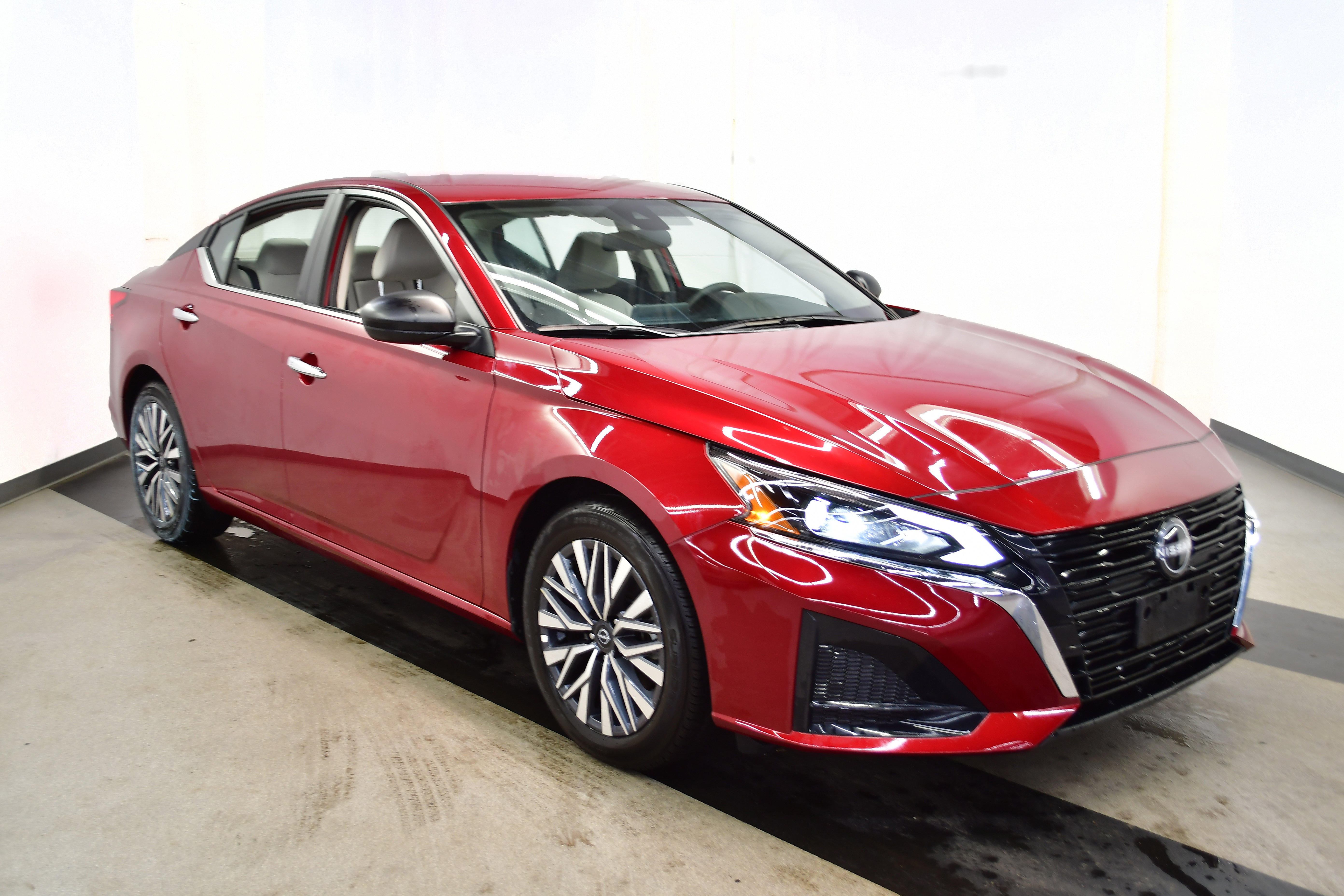 Used 2025 Nissan Altima 2.5 SV image 2