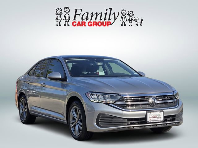 Used 2024 Volkswagen Jetta SE w/ Panoramic Sunroof Package image 2