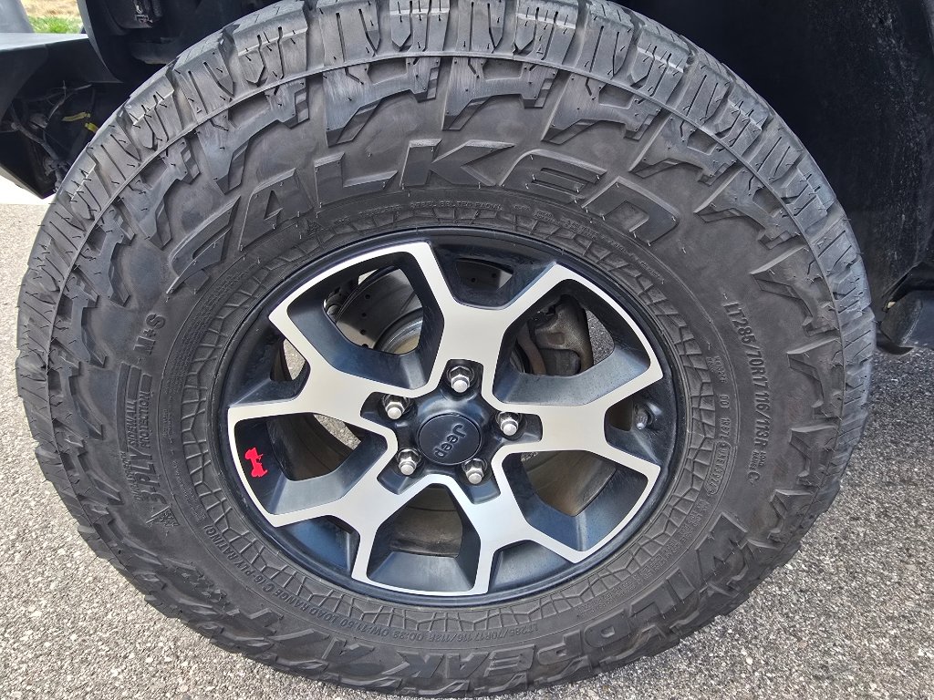 Used 2015 Jeep Wrangler Unlimited Rubicon w/ Connectivity Group image 11