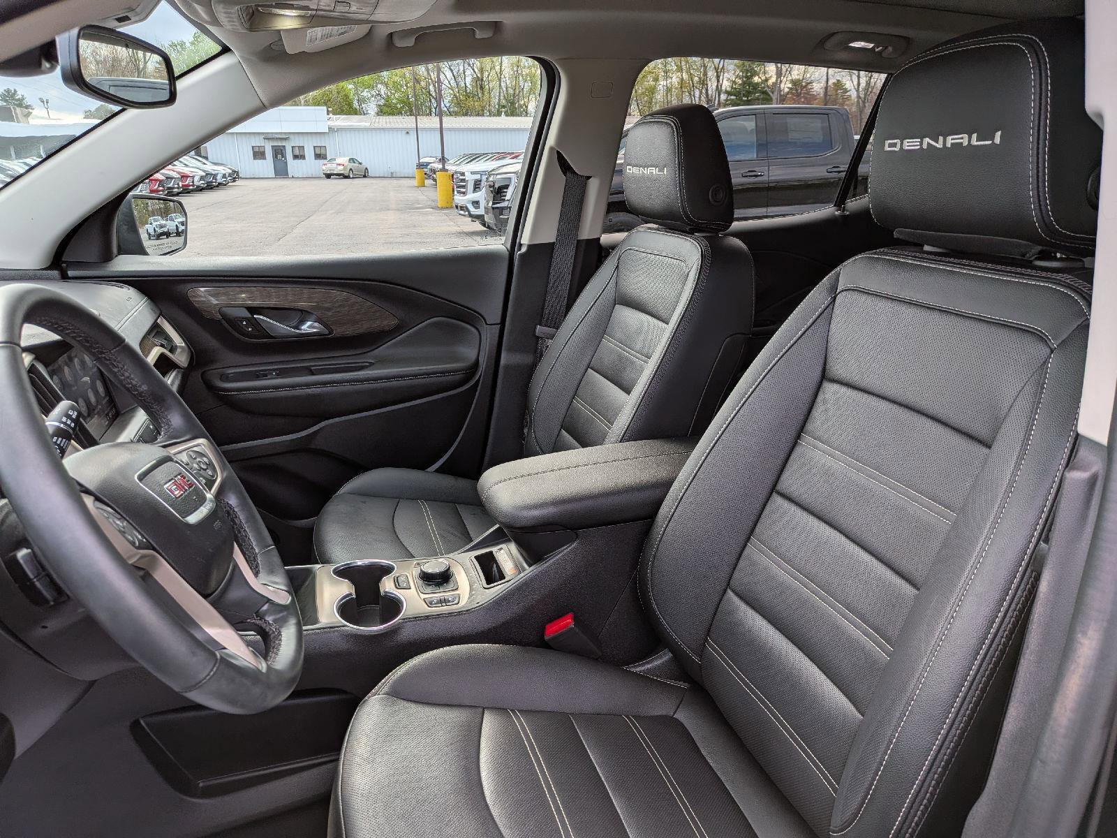 Used 2024 GMC Terrain Denali w/ Denali Premium Package AWD/4WD image 12