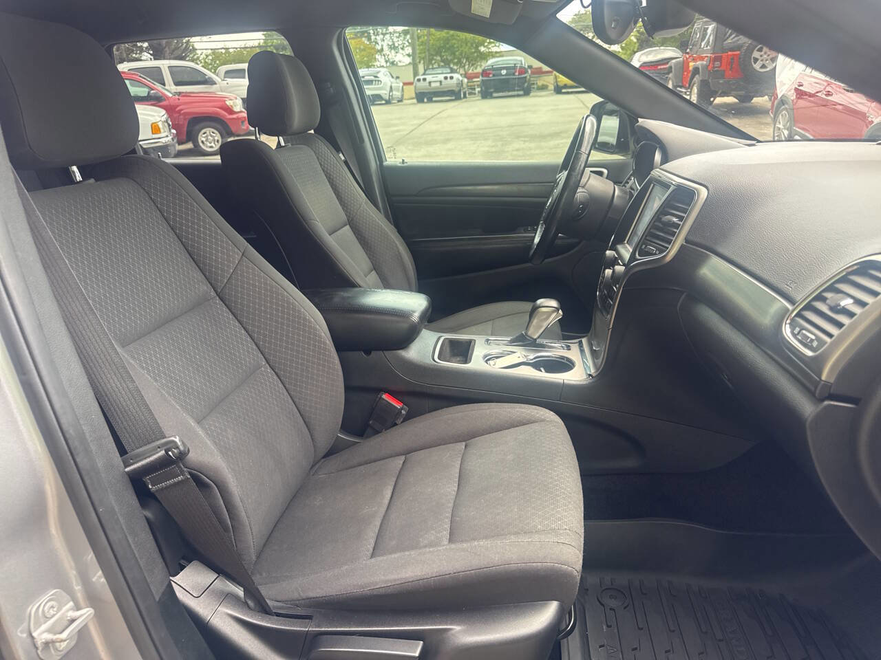 Used 2018 Jeep Grand Cherokee Laredo RWD image 15