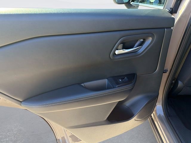 Used 2024 Nissan Rogue SV image 14