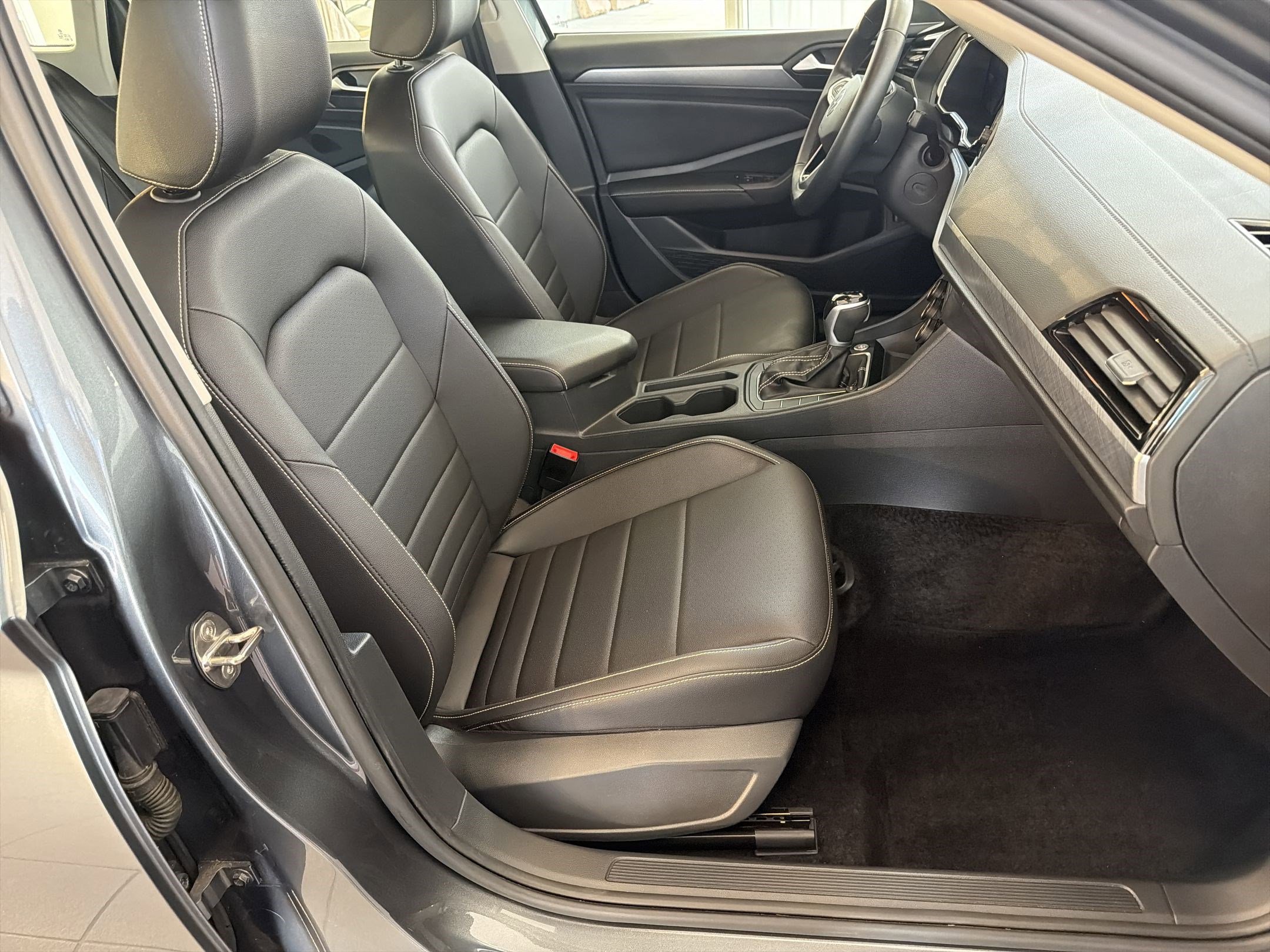 Used 2023 Volkswagen Jetta SE image 29