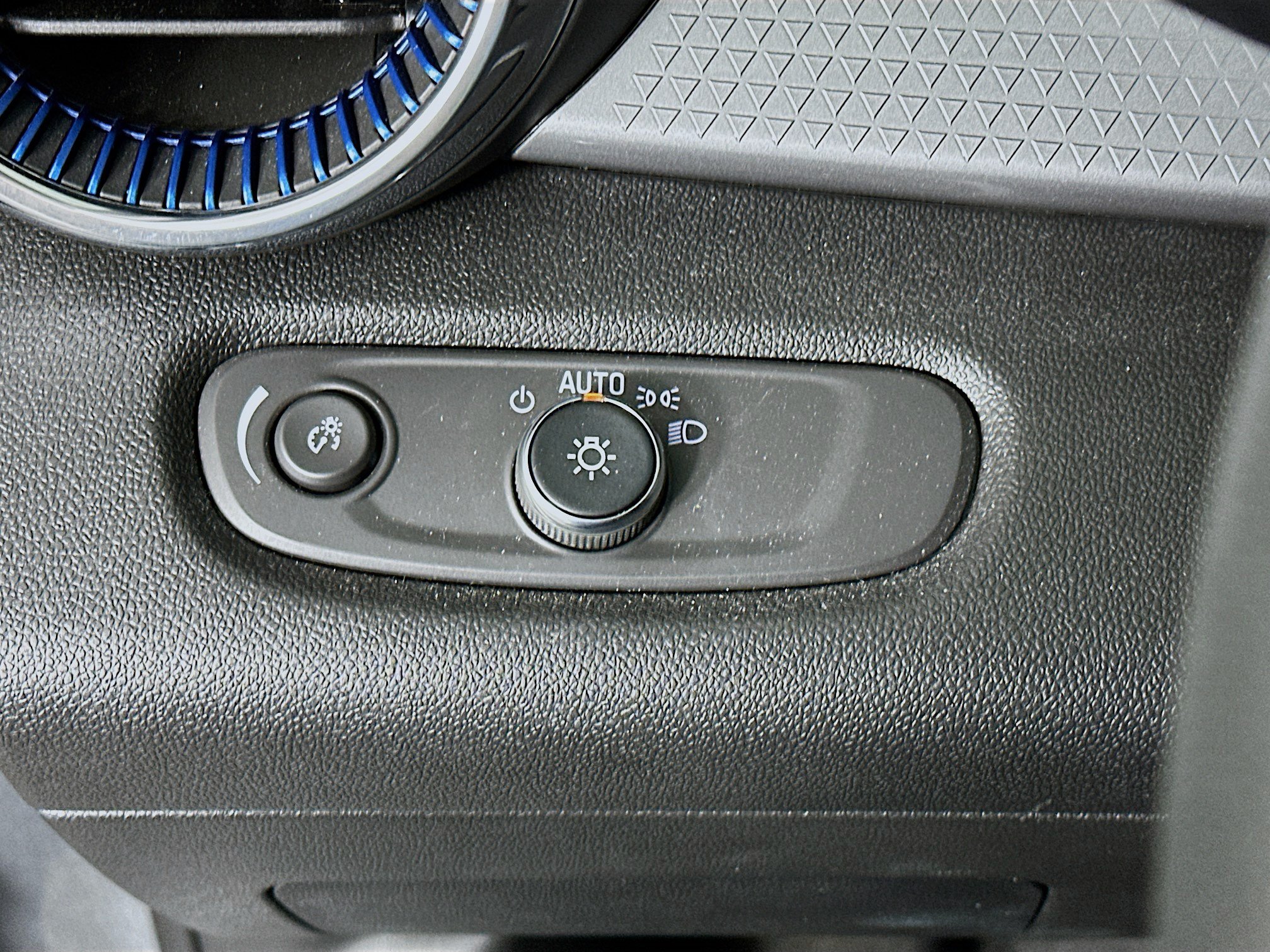 Used 2025 Chevrolet Trax LT FWD image 17