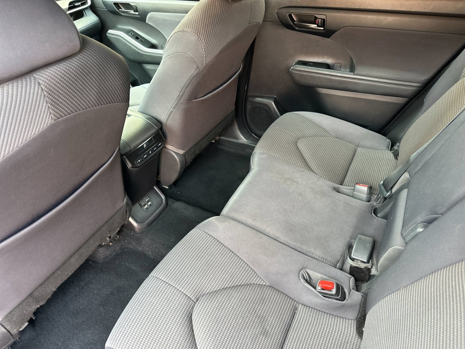 Used 2021 Toyota Highlander LE AWD/4WD image 14