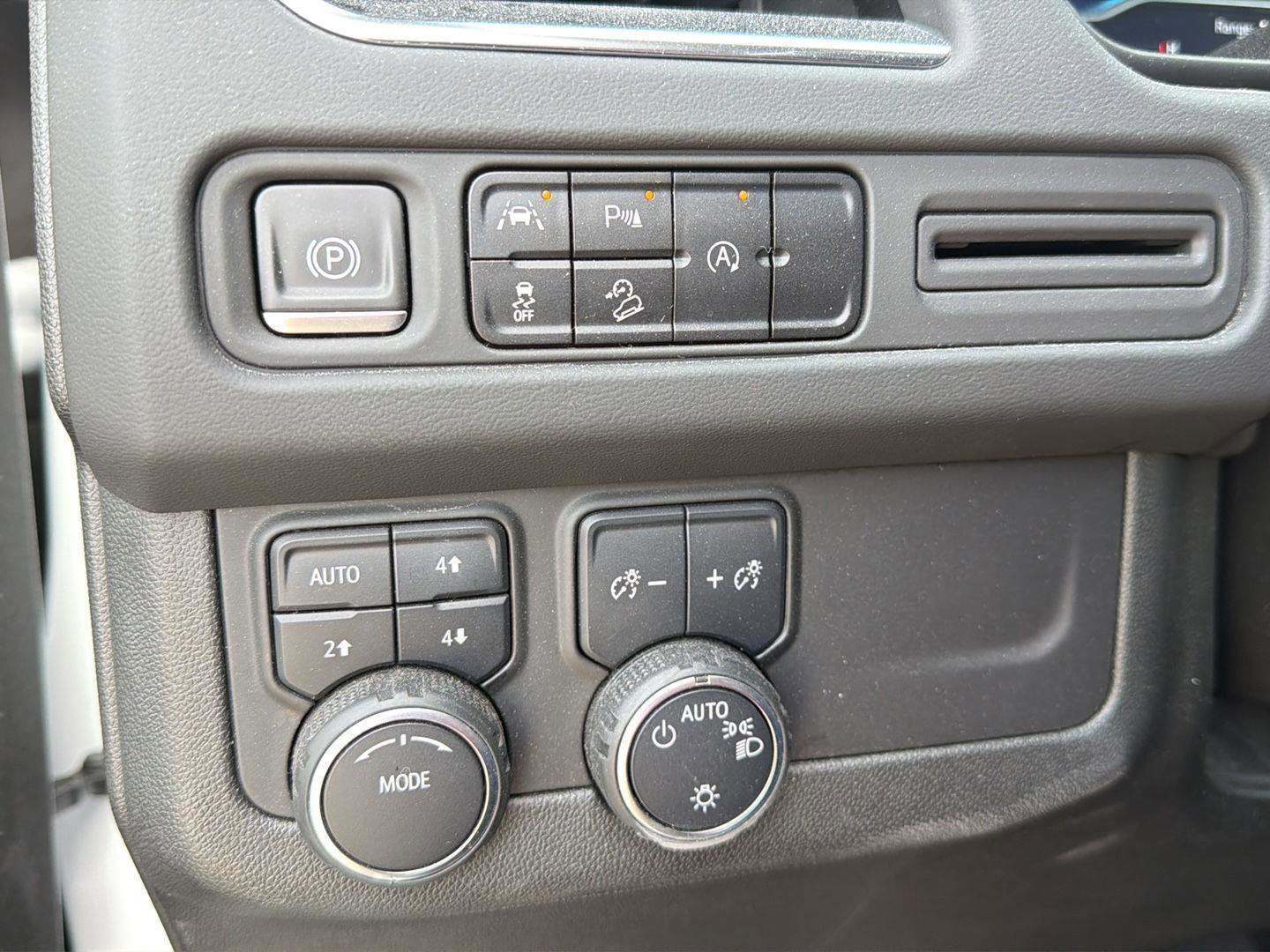 Used 2023 Chevrolet Suburban Premier image 28