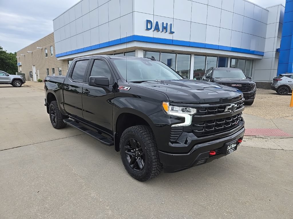 Used 2024 Chevrolet Silverado 1500 LT Trail Boss w/ Convenience Package II AWD/4WD image 2