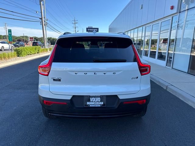 Certified 2025 Volvo XC40 B5 Plus AWD/4WD image 4