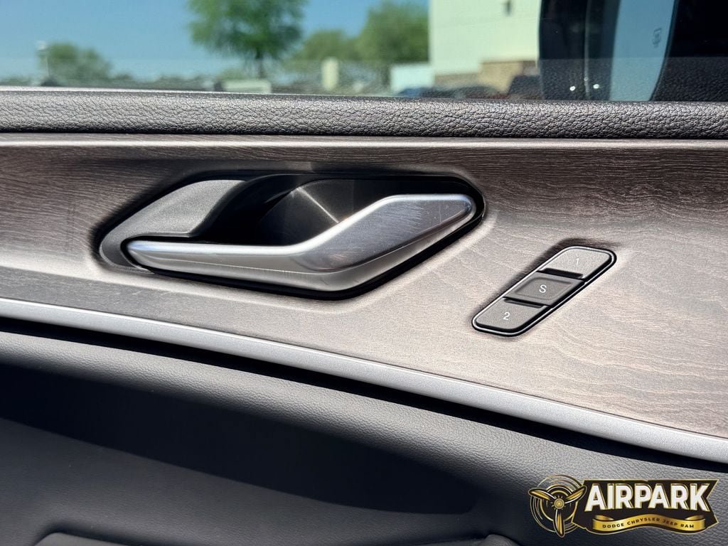 New 2026 Jeep Grand Cherokee Limited w/ Luxury Tech Group II AWD/4WD image 17