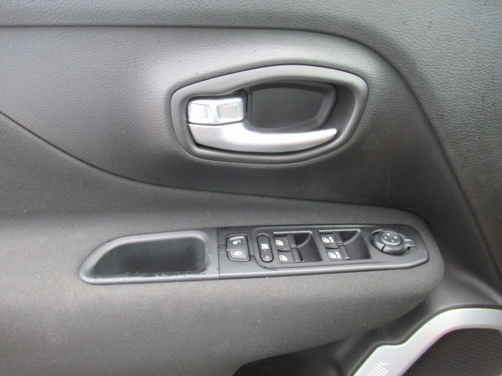Used 2020 Jeep Renegade Latitude FWD image 20