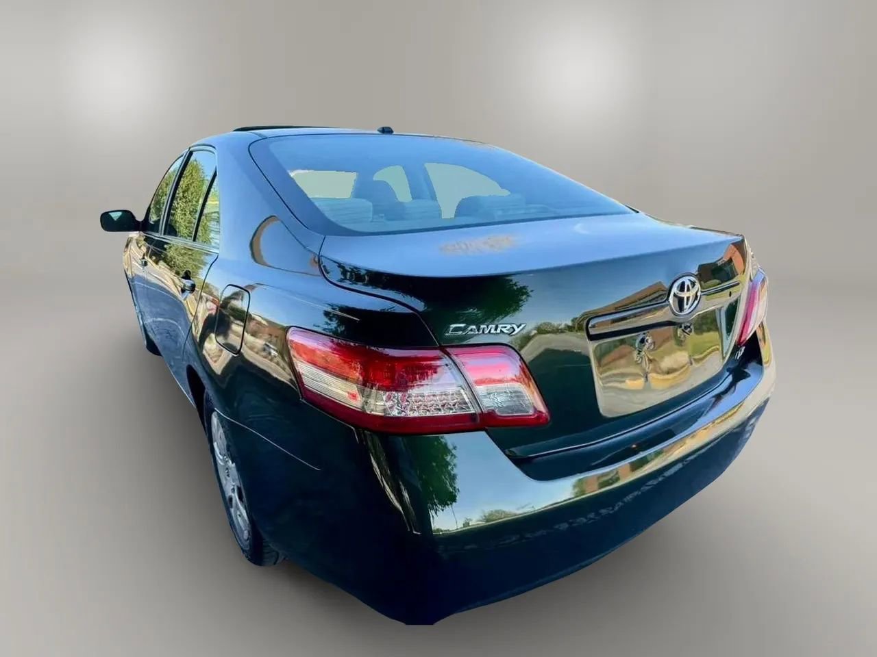 Used 2010 Toyota Camry LE FWD image 4