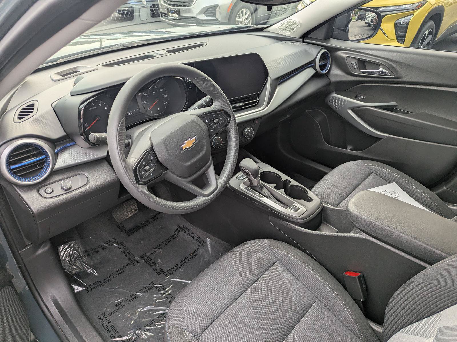 Used 2025 Chevrolet Trax LS w/ LS Convenience Package FWD image 13