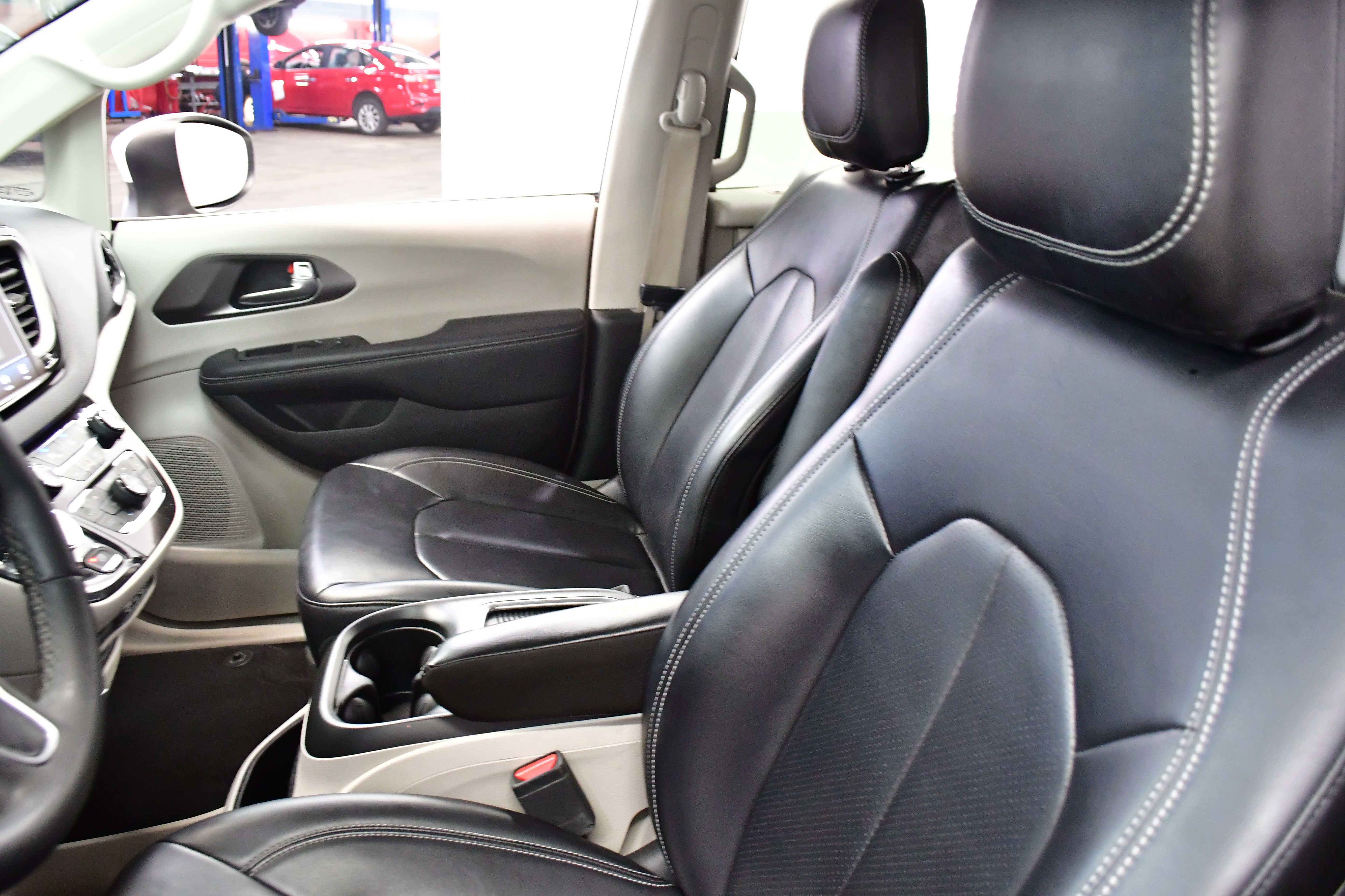 Used 2023 Chrysler Pacifica Touring-L image 14