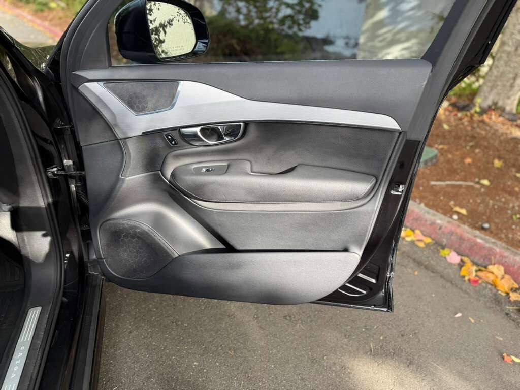 Used 2017 Volvo XC90 T6 Momentum w/ Vision Package image 27