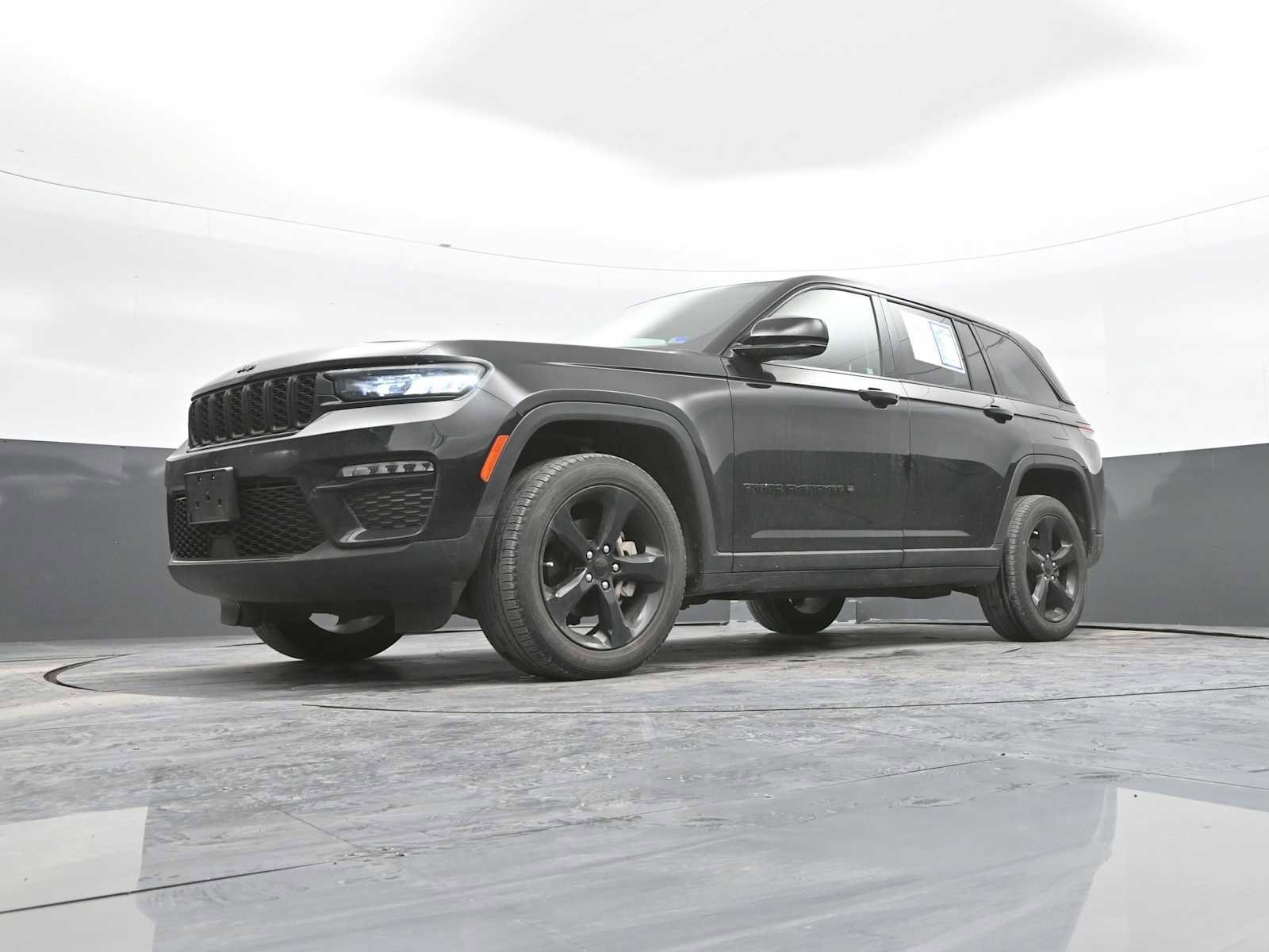 Used 2023 Jeep Grand Cherokee Limited w/ Black Appearance Package image 37