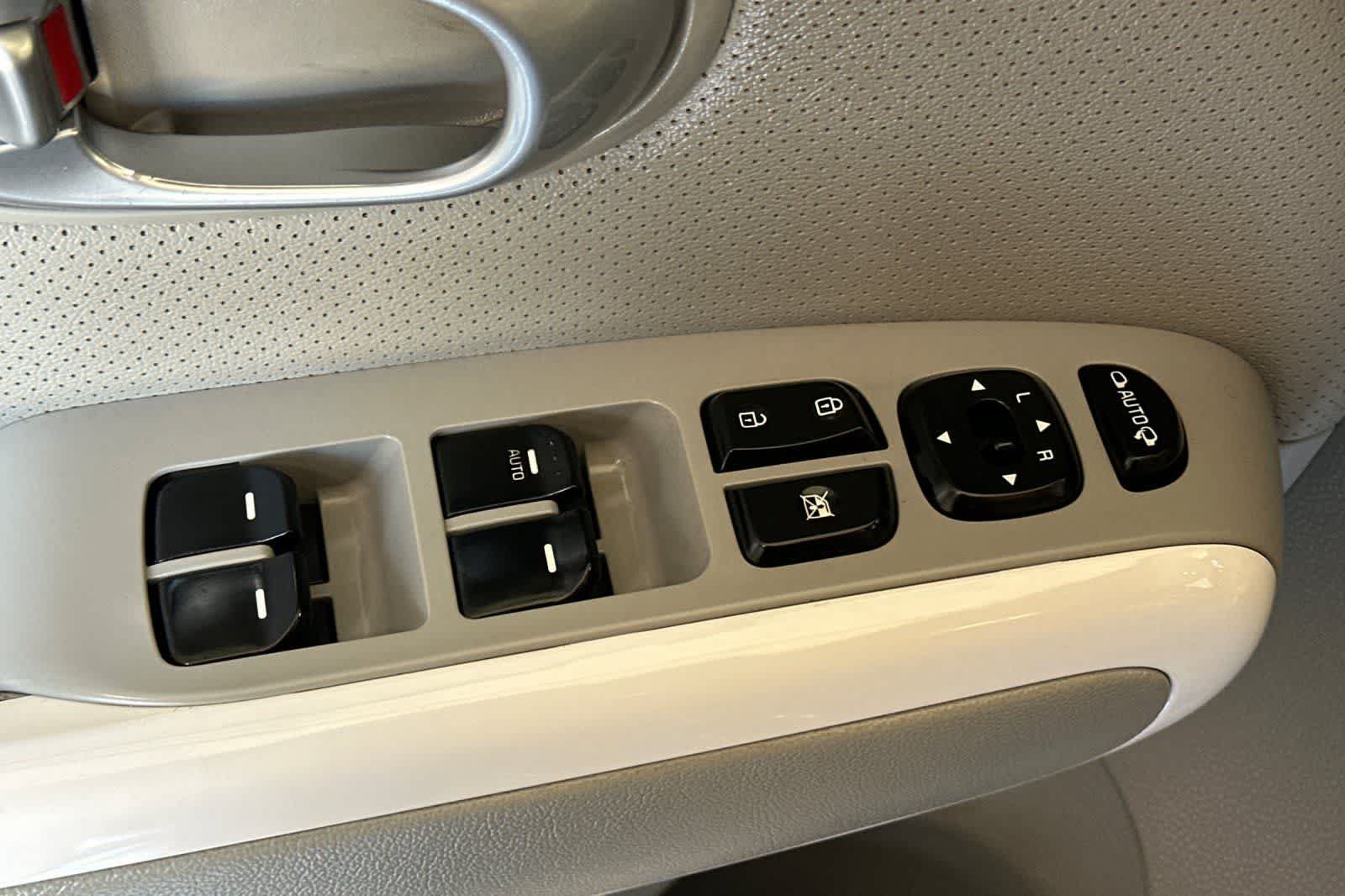 Used 2019 Kia Soul EV + FWD image 14
