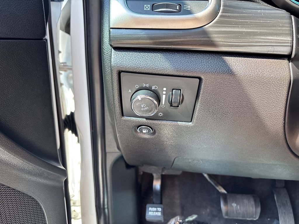 Used 2019 Jeep Grand Cherokee Altitude RWD image 11