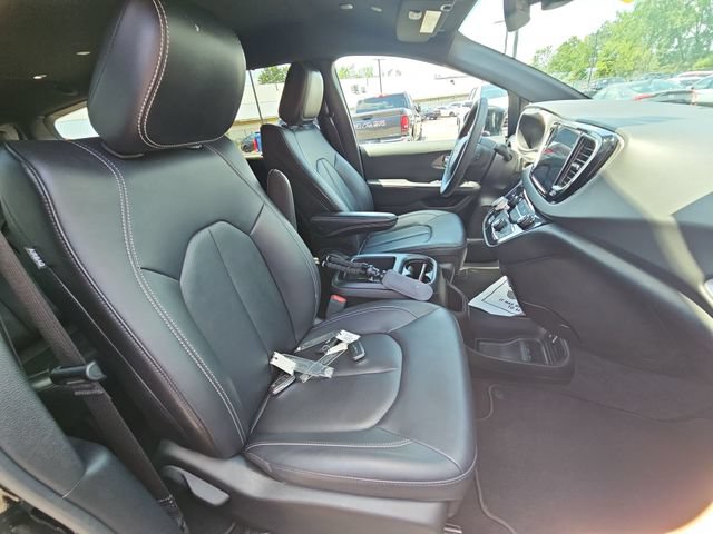 Used 2025 Chrysler Pacifica Select FWD image 30